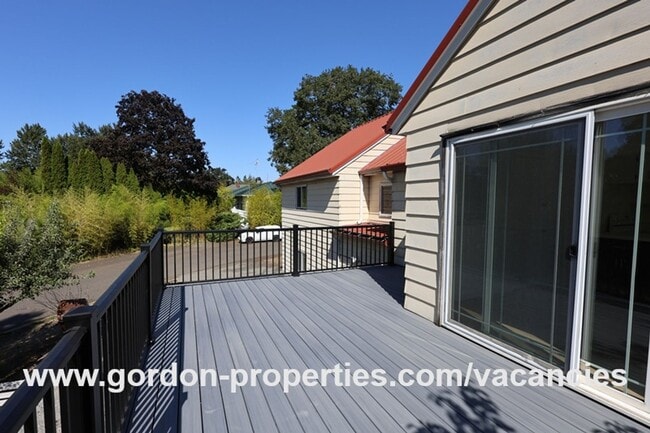 Building Photo - Saint Helens OR - upstairs flat 2 bedroom ...