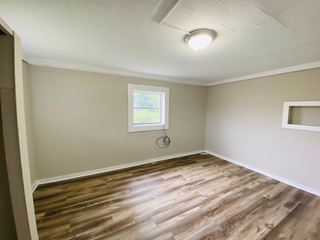 Building Photo - Move-In Special, $450 off first months rent!