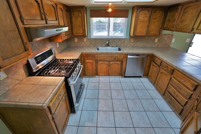 Building Photo - North Hanford 3 bedroom 2 bathroom