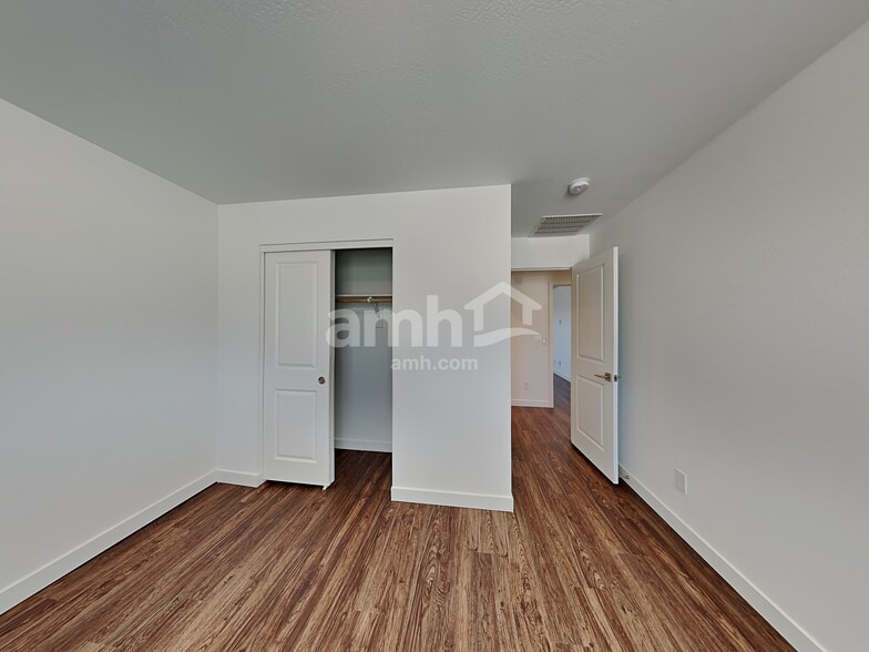 Building Photo - 4308 S 105th Dr