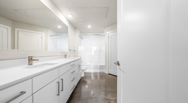 Building Photo - Stylish Apt, Sweet Deal – Up to 1 Month Free!