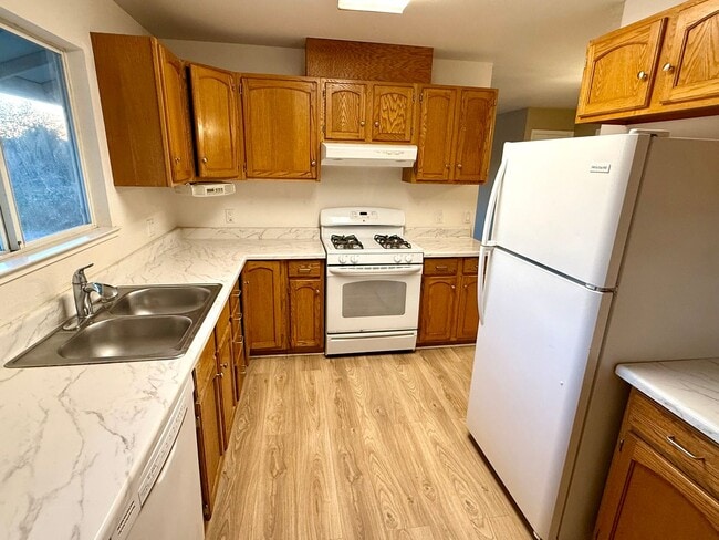 Building Photo - One level duplex in Windsor with 1 Car Garage, Cats Ok!