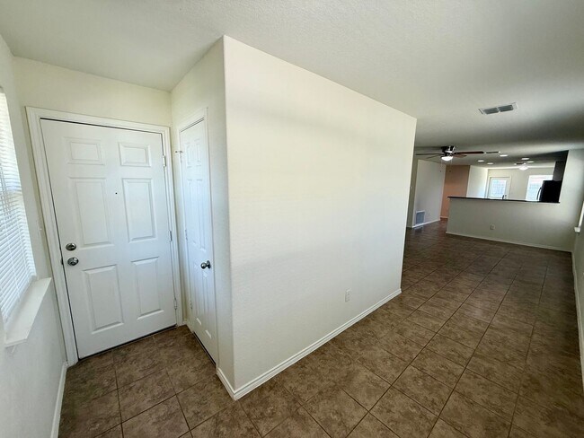 Building Photo - Beautiful 3 bedroom, 2.5 bathroom with an office in a prime New Braunfels location!