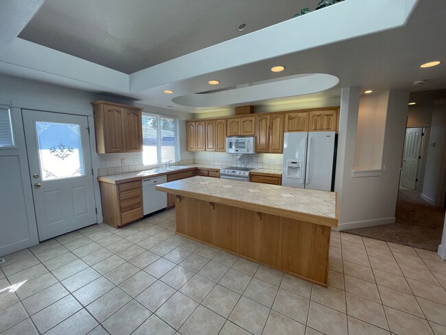 Building Photo - Lovely 3 Bed 2 Bath House in River Road Area