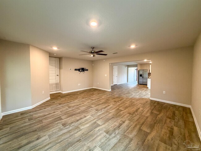 Building Photo - 7836 Lakeside Oaks Dr