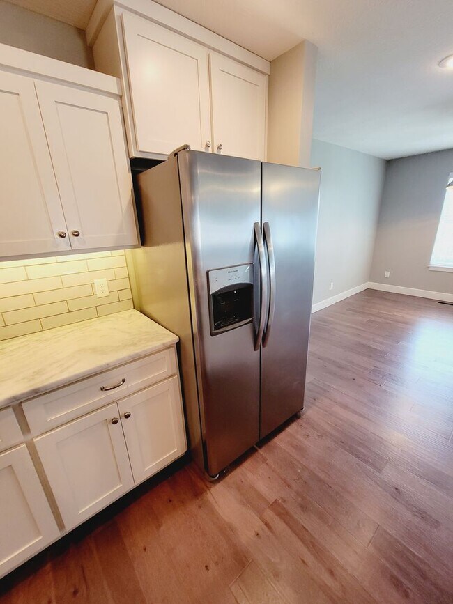 Building Photo - Luxuary in River Pointe Subdivision - Ozark!