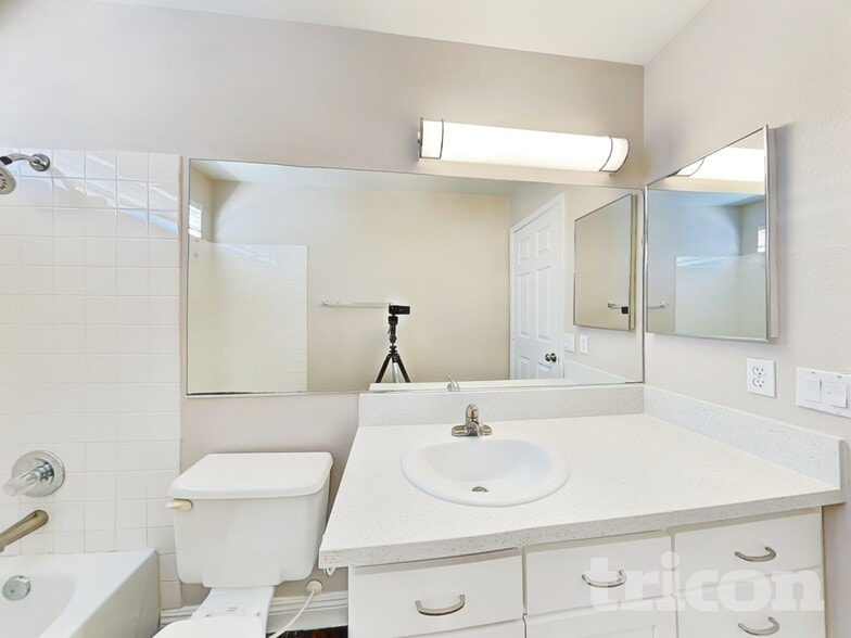 Building Photo - 710 Wolf Lake Ave