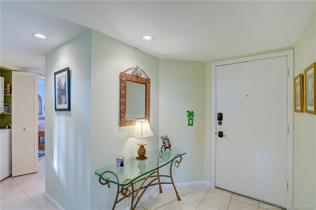 Building Photo - 233 NE Edgewater Dr