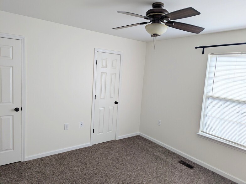 Master bedroom - 2237 Spring Meadow Ln SE