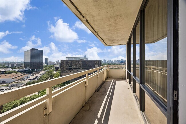 Building Photo - 15 Greenway Plz