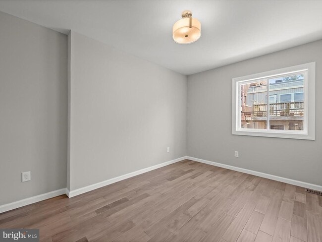 Building Photo - 1015 S Kenwood Ave