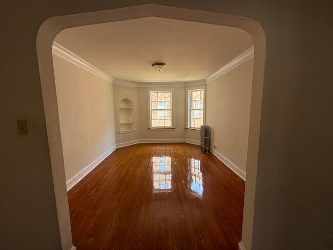 Building Photo - 7413 N Damen Ave