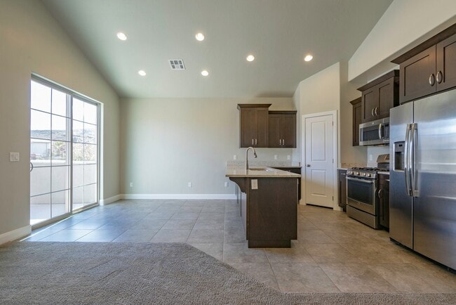 Building Photo - 3 Bedroom Townhome in Hidden Valley with C...