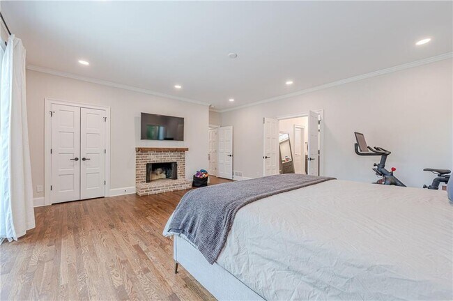 Building Photo - 4562 Columns Dr SE