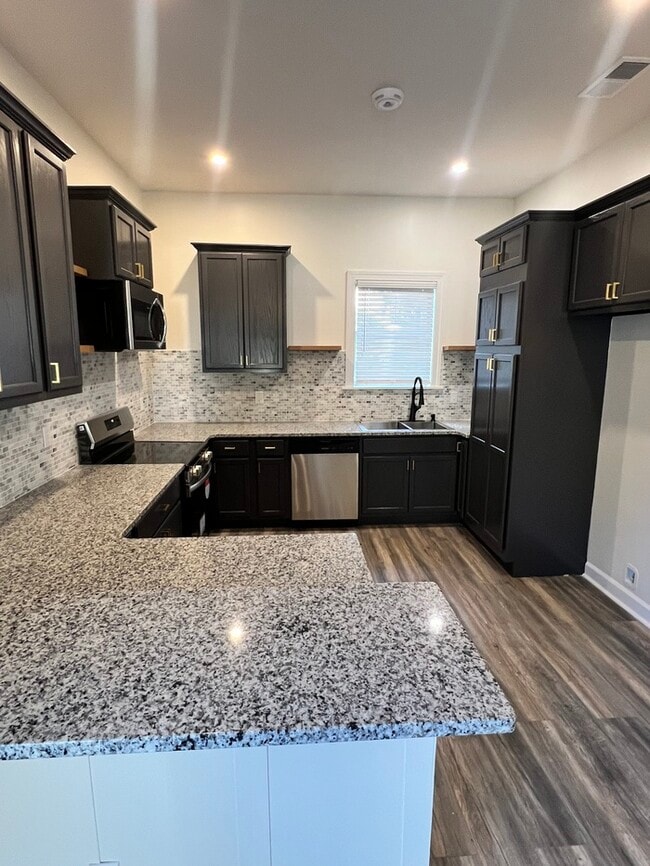 Building Photo - Newly Renovated Rental Home