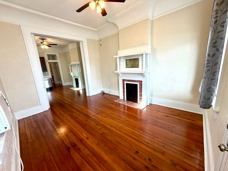 Living - 2420 Jena St