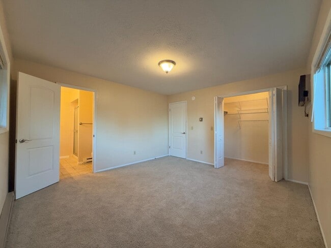 Building Photo - 1307 E 30th Ave