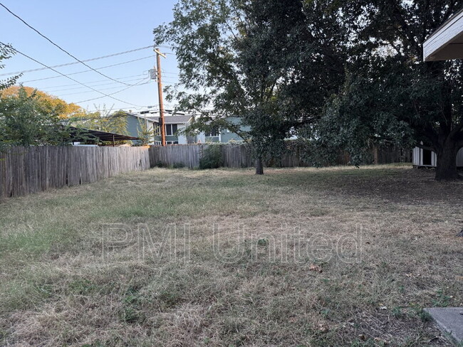 Building Photo - 224 E Oak Dr