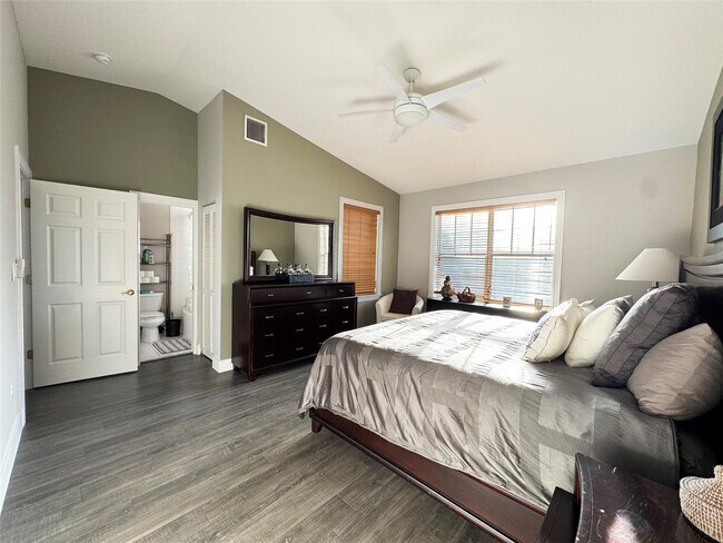 Building Photo - 303 St