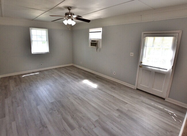 Building Photo - 1640 Bridgedale Dr