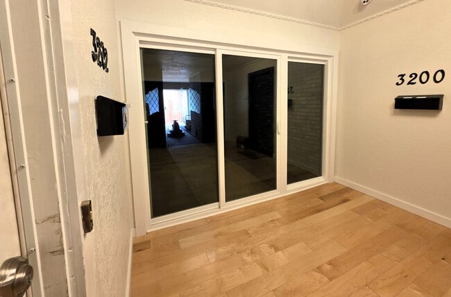 Building Photo - Large Duplex Unit just down the Street fro...