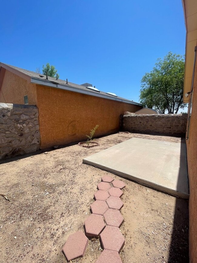 Building Photo - Charming 3-bedroom, 2-bathroom Home locate...