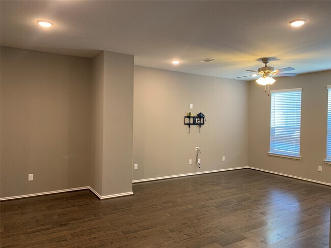 Building Photo - 10942 Cannes Memorial Dr