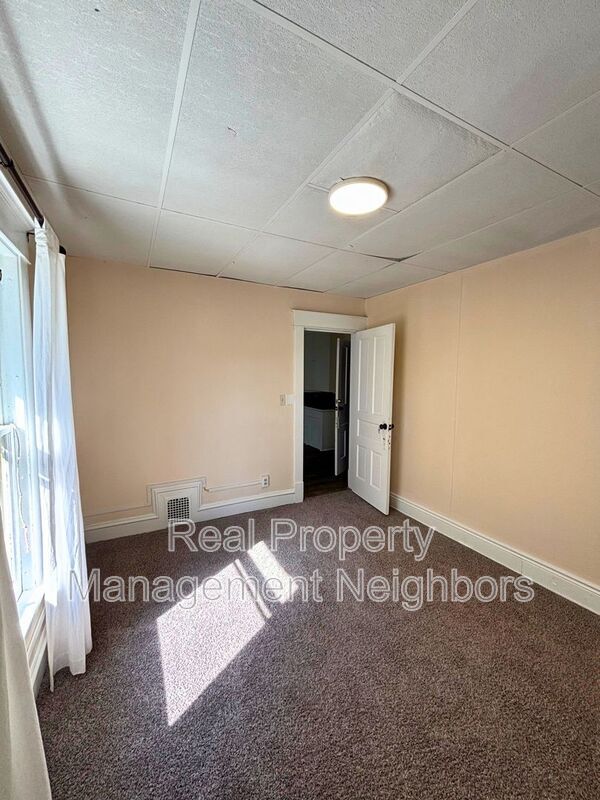 Building Photo - 216 Lafayette Ave NE