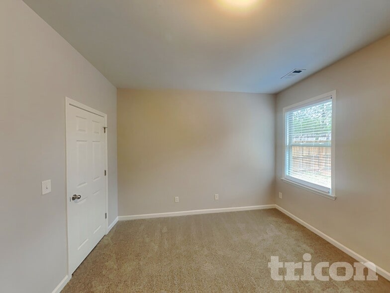 Building Photo - 654 Ivy Chase Loop