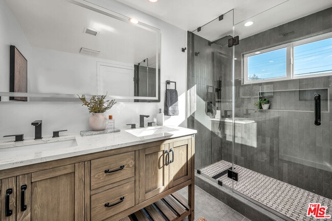 Building Photo - 616 W Ellis Ave