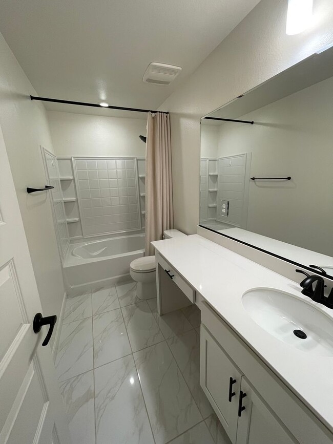 Building Photo - Beautiful new home with open floor plan av...