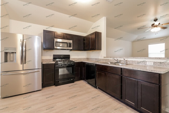 Building Photo - 746 W Lola Dr
