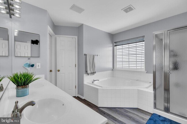 Building Photo - 6802 Dewars Way