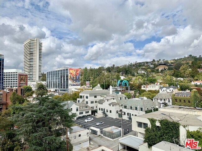 Building Photo - 999 N Doheny Dr