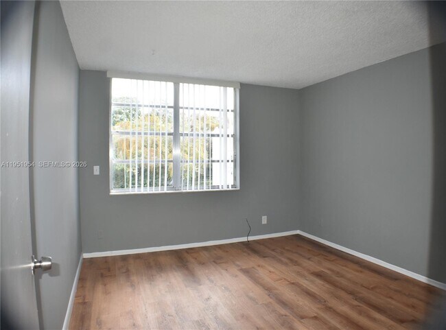 Building Photo - 9450 Live Oak Pl