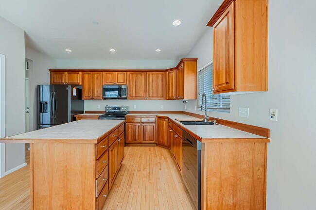 Building Photo - This is a beautiful property in the Savana...