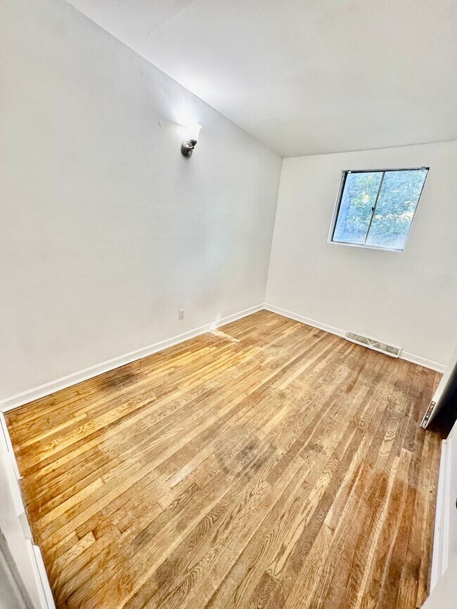 Building Photo - Charming 3-bedroom!