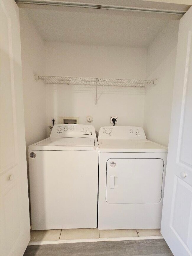 Building Photo - 329 River Bluff Ln