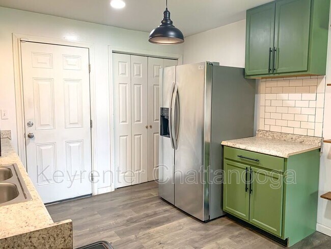 Building Photo - 827 Woodmore Ln