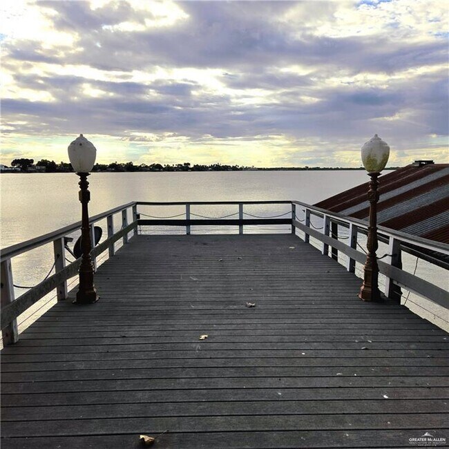 Building Photo - 26 Lago Vista Dr