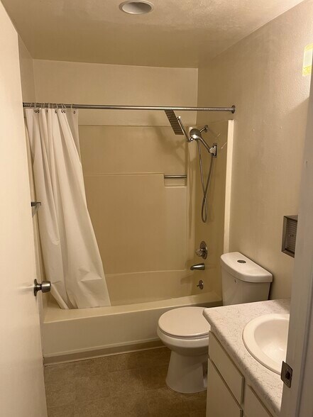 Building Photo - 567 Fairview St