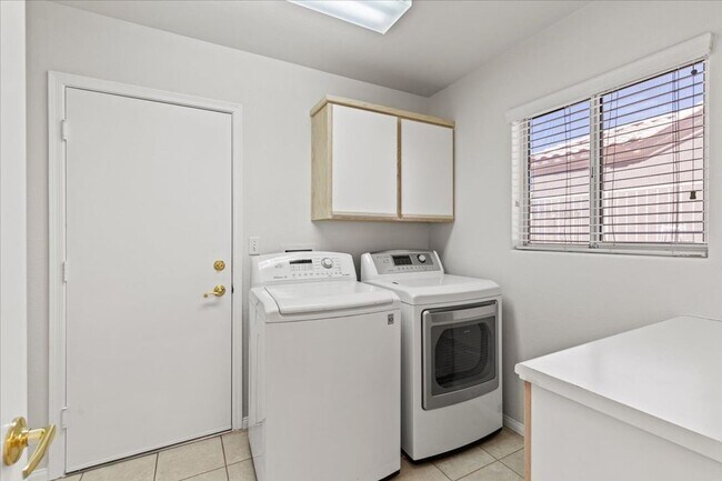 Building Photo - Large 2 Bedroom, 2 bath, unique Sun Room i...