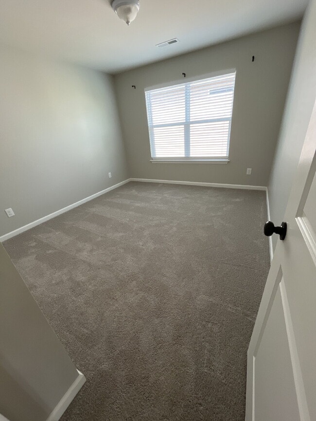 Building Photo - "Charming 4-Bed High Point Home with Granite Elegance & Cozy Fireplace!"