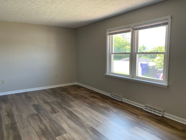 Building Photo - CONTRACT PENDING!!Spacious 2-story, 3 bed/...