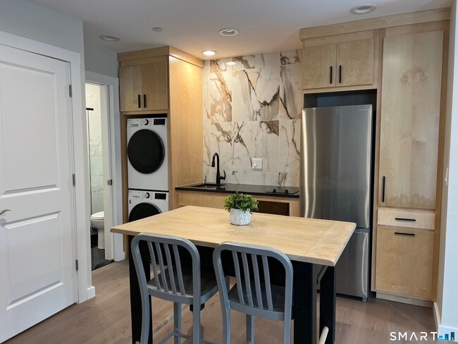 Building Photo - 177 Butternut St