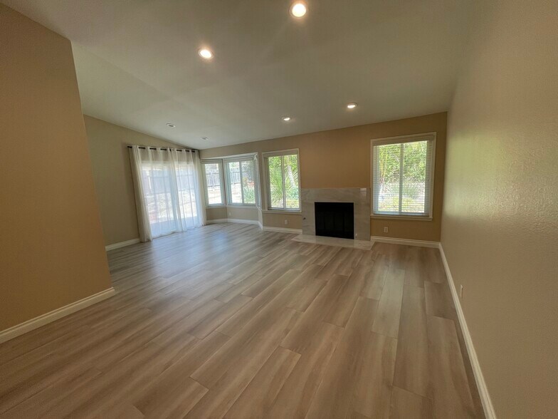 Building Photo - 1180 Kildeer Ct