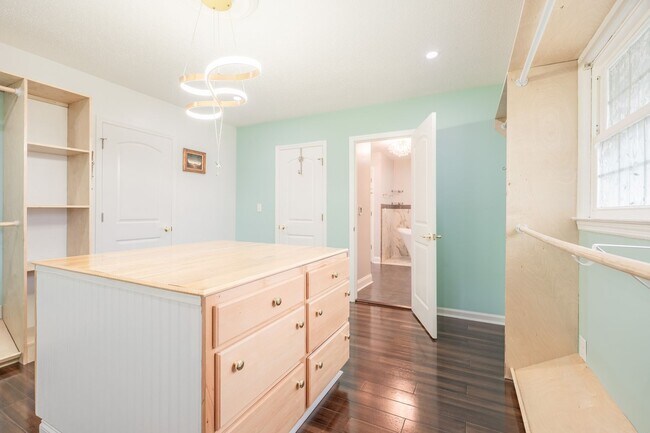 Building Photo - 607 3rd St Ext