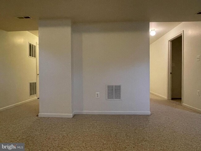 Building Photo - 32 Palace Ln