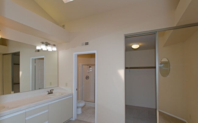 Building Photo - Gorgeous Townhome in Laguna Del Mar Community!