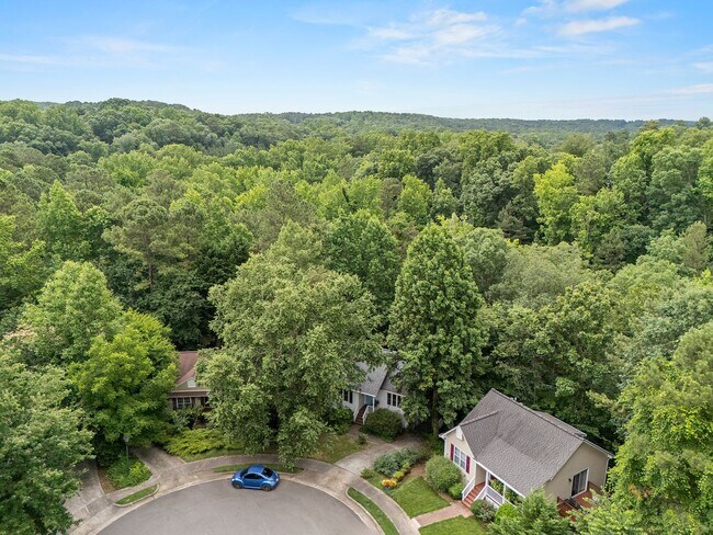 Building Photo - 3 Bedroom 2 Bath Chapel Hill Home - Availa...